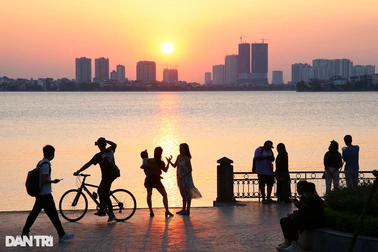 Tận hưởng kỳ nghỉ, người dân thảnh thơi đạp xe dạo khắp Hà Nội