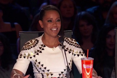 Cô bé có thân hình mềm dẻo kỳ diệu như thể… “không xương”