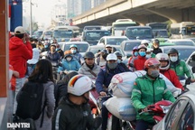 Đường Hà Nội ùn tắc kéo dài từ trên cao xuống dưới thấp chiều cuối năm