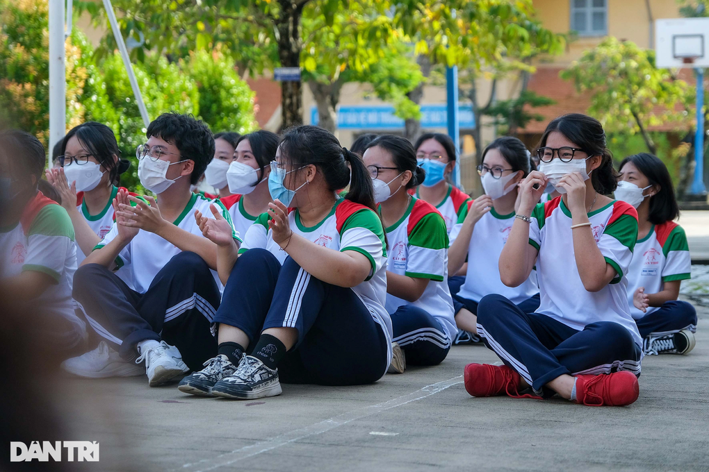 Hình ảnh trái ngược của học trò ngày tựu trường - 5 Hình ảnh trái ngược của học trò ngày tựu trường - 5
