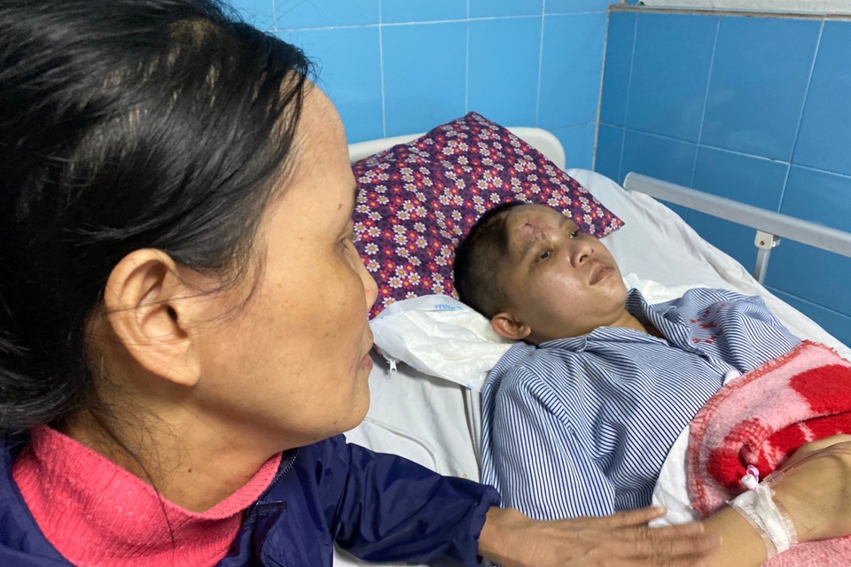 Người mẹ nghèo: Tôi quỳ gối, cúi đầu xin mọi người giúp đỡ cứu lấy cháu - 8 Người mẹ nghèo: Tôi quỳ gối, cúi đầu xin mọi người giúp đỡ cứu lấy cháu - 8