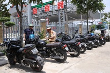 30 xe mô tô phân khối lớn đi vào đường cao tốc, một CSGT bị tông trúng