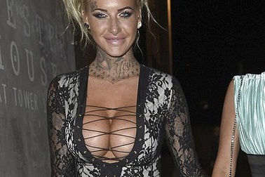 Choáng với váy phản cảm của người đẹp Anh