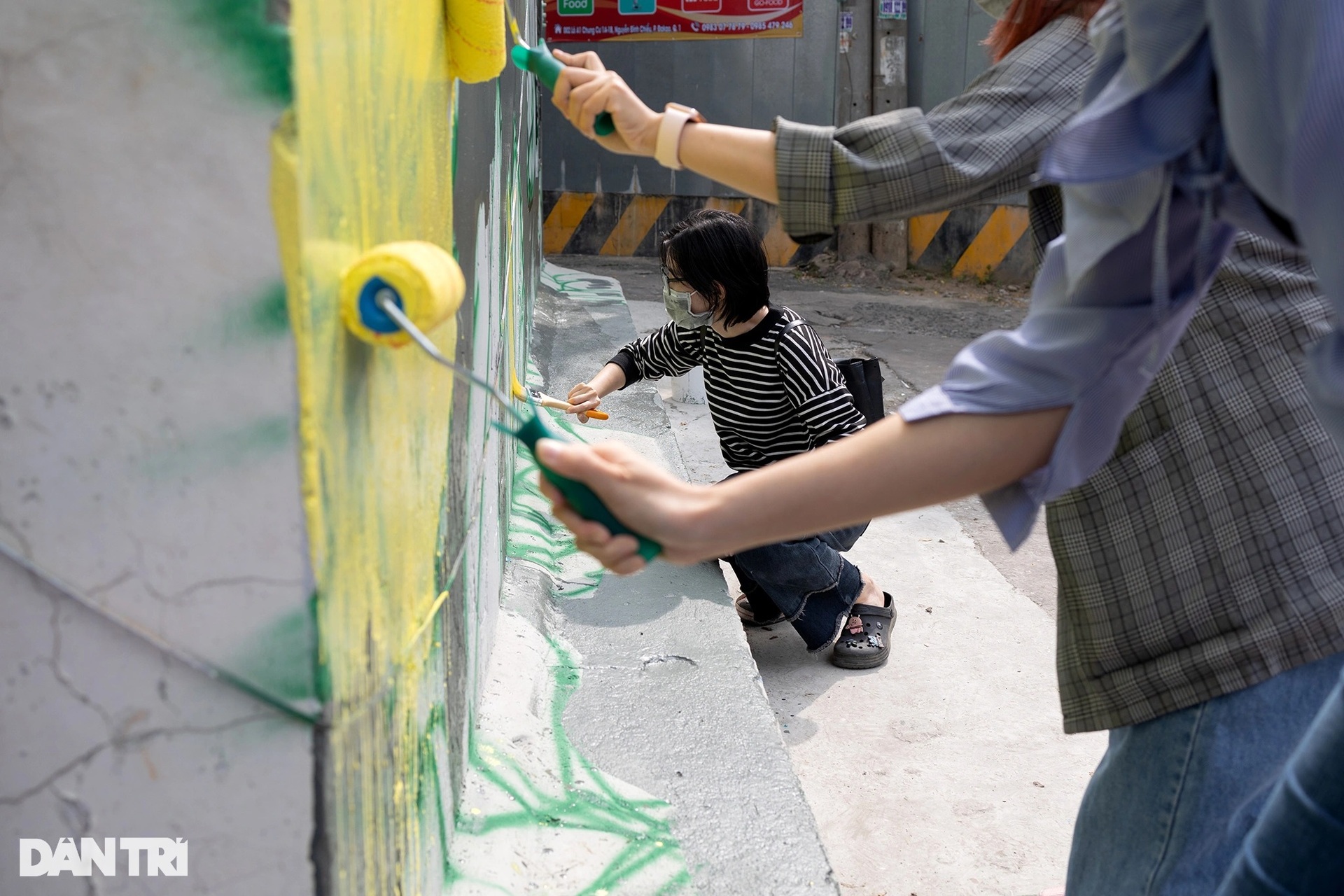 Tranh tường đường phố khổng lồ phủ kín những chung cư cũ ở TPHCM - 5 Tranh tường đường phố khổng lồ phủ kín những chung cư cũ ở TPHCM - 5