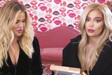 Kylie Jenner và Khloé Kardashian chia sẻ về BST mỹ phẩm mới