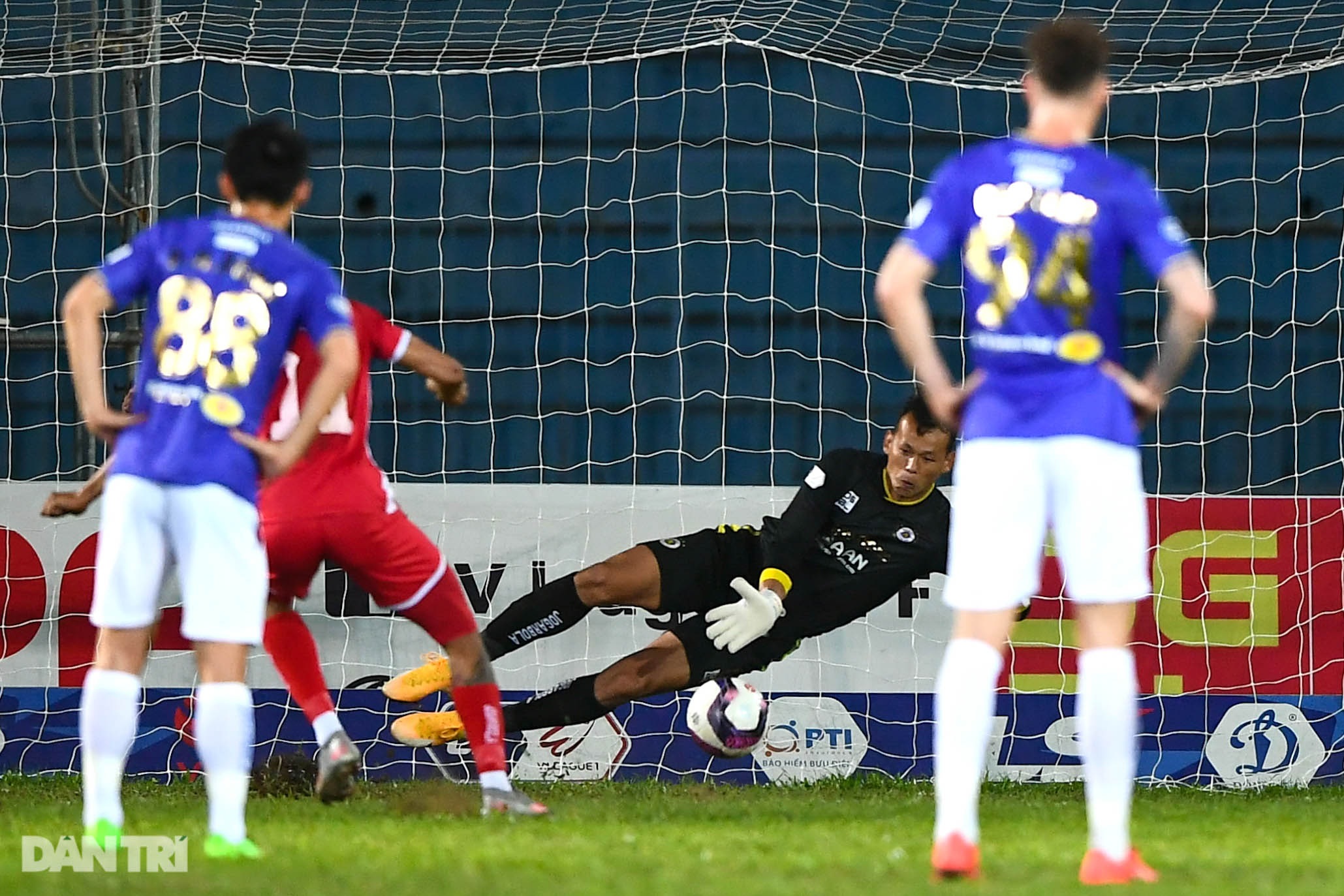 Người hùng Tấn Trường giúp CLB Hà Nội có 3 điểm đầu tiên ở V-League - 12 Người hùng Tấn Trường giúp CLB Hà Nội có 3 điểm đầu tiên ở V-League - 12