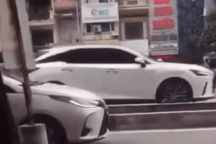 Ô tô đi ngược chiều còn ép xe đi đúng phải lùi lại nhường đường