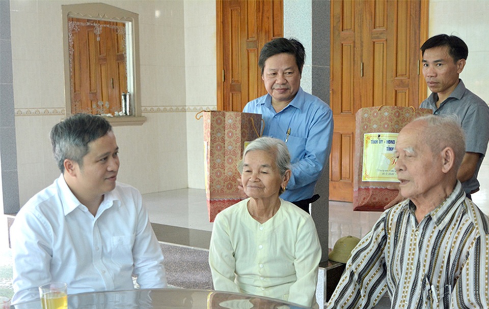 Lãnh đạo Hà Tĩnh ân cần thăm hỏi, tặng quà gia đình thương binh, liệt sĩ - 2 Lãnh đạo Hà Tĩnh ân cần thăm hỏi, tặng quà gia đình thương binh, liệt sĩ - 2
