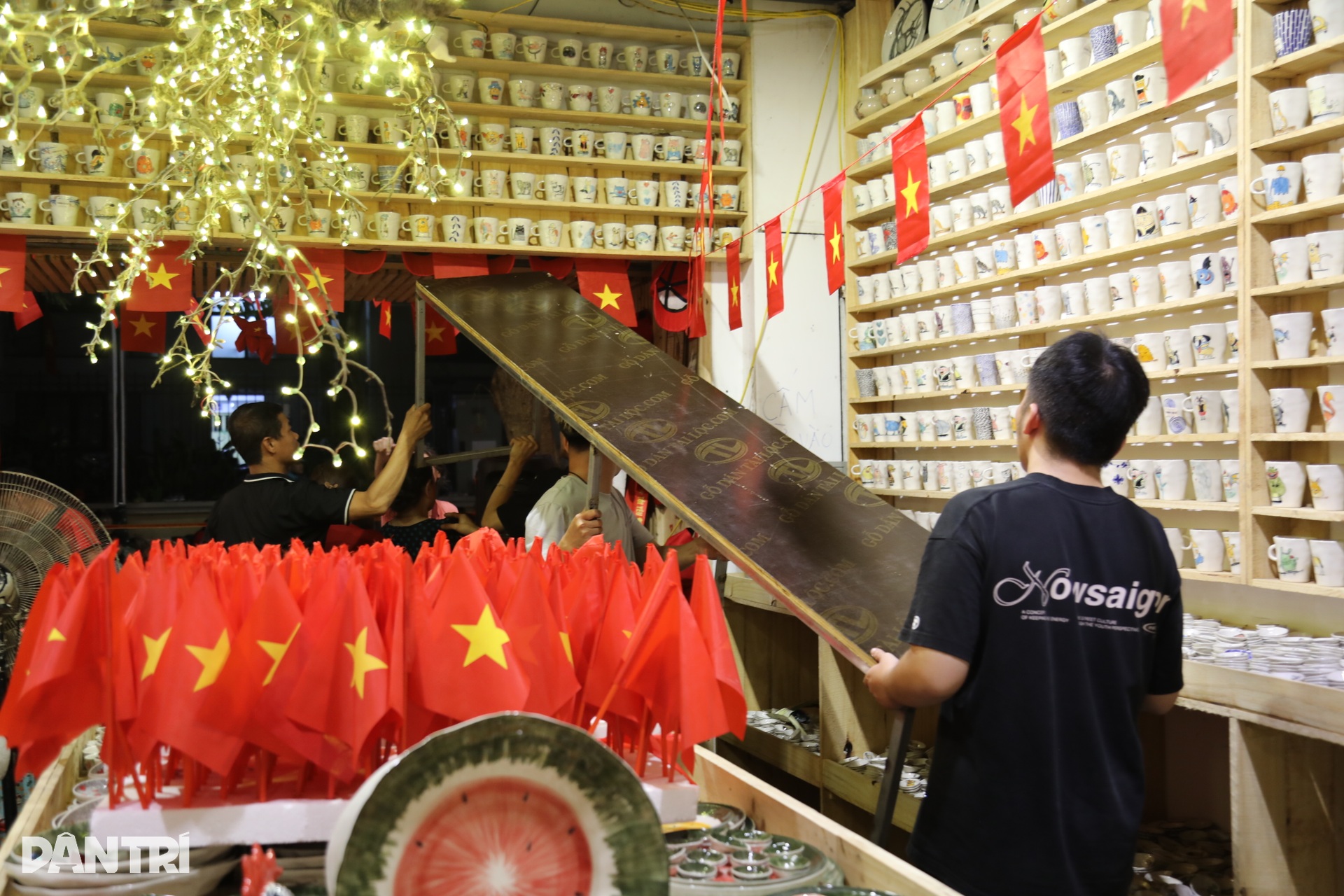 Chủ nhà mở tiệc, cho người dân ngủ nhờ chờ xem diễu binh - 13 Chủ nhà mở tiệc, cho người dân ngủ nhờ chờ xem diễu binh - 13