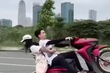 Clip nam thanh niên bốc đầu xe ở TPHCM