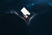 Tin nhắn đến lúc 3 giờ sáng của sếp vợ khiến chồng dấy lên những nghi ngờ