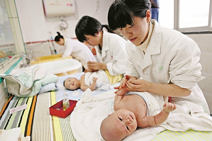 Tỷ lệ sinh và tỷ suất sinh có xu hướng giảm trên toàn cầu. Ảnh: SCMP 