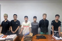 Nhậu xong, nhóm choai choai cầm chai bia đi cướp xe máy