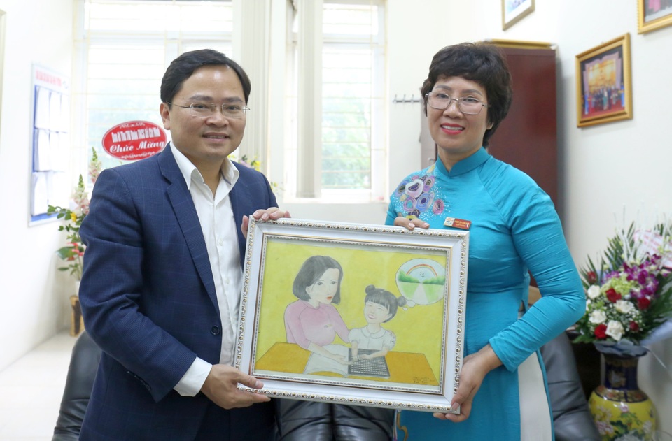 Ngạc nhiên khả năng vẽ tranh tài tình của học trò khiếm thị - 1 Ngạc nhiên khả năng vẽ tranh tài tình của học trò khiếm thị - 1