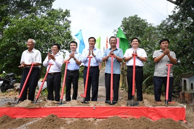 Thêm một cây cầu Dân trí đưa ánh sáng tri thức đến vùng quê miền Tây