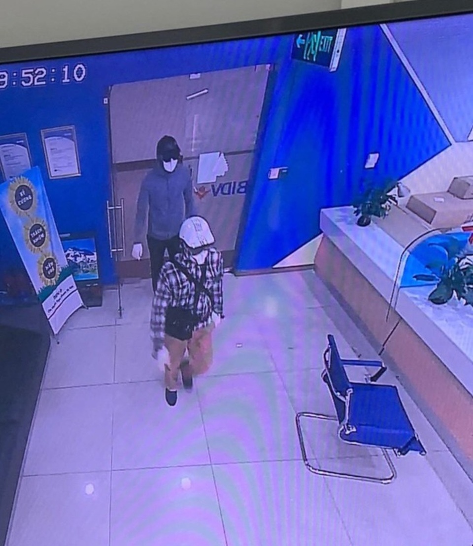 Công bố hình ảnh 2 đối tượng dùng súng cướp ngân hàng BIDV tại Hà Nội - 2 Công bố hình ảnh 2 đối tượng dùng súng cướp ngân hàng BIDV tại Hà Nội - 2