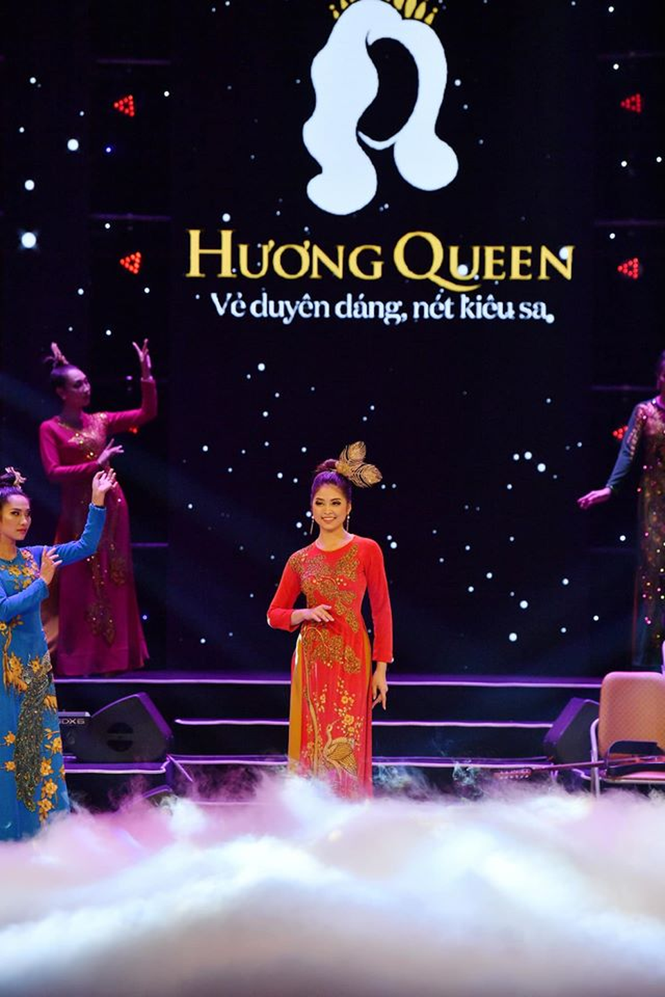 Nữ hoàng hoa hồng Bùi Thành Hương ra mắt BST áo dài “Màu thời gian” - 4 Nữ hoàng hoa hồng Bùi Thành Hương ra mắt BST áo dài “Màu thời gian” - 4