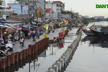 Người Sài Gòn lội nước triều cường đen ngòm về nhà chiều cuối tuần
