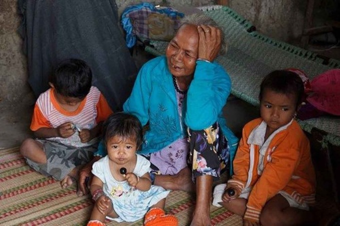 Bà Ka Tơm bên các cháu của mình vừa uống no rượu cần.