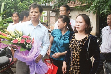 Hỗ trợ mọi mặt gia đình người bị tù oan 10 năm