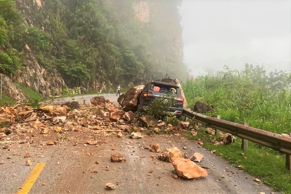 Đá lở đè bẹp ô tô, 4 người thoát chết trong gang tấc - 1 Đá lở đè bẹp ô tô, 4 người thoát chết trong gang tấc - 1