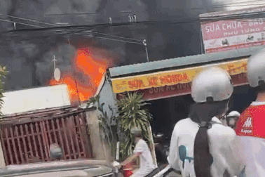 Xưởng sơn rộng 1.000m2 ở TPHCM chìm trong biển lửa