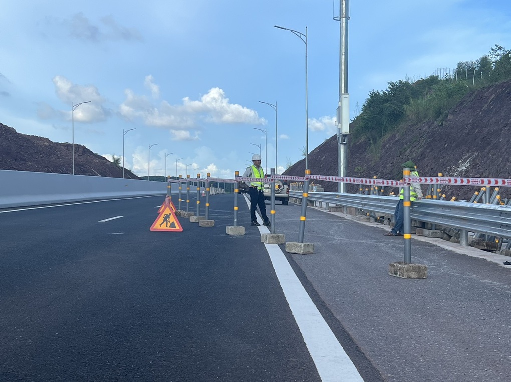 Đang phân luồng, khắc phục sự cố sạt trượt trên cao tốc Vân Đồn - Móng Cái - 3 Đang phân luồng, khắc phục sự cố sạt trượt trên cao tốc Vân Đồn - Móng Cái - 3