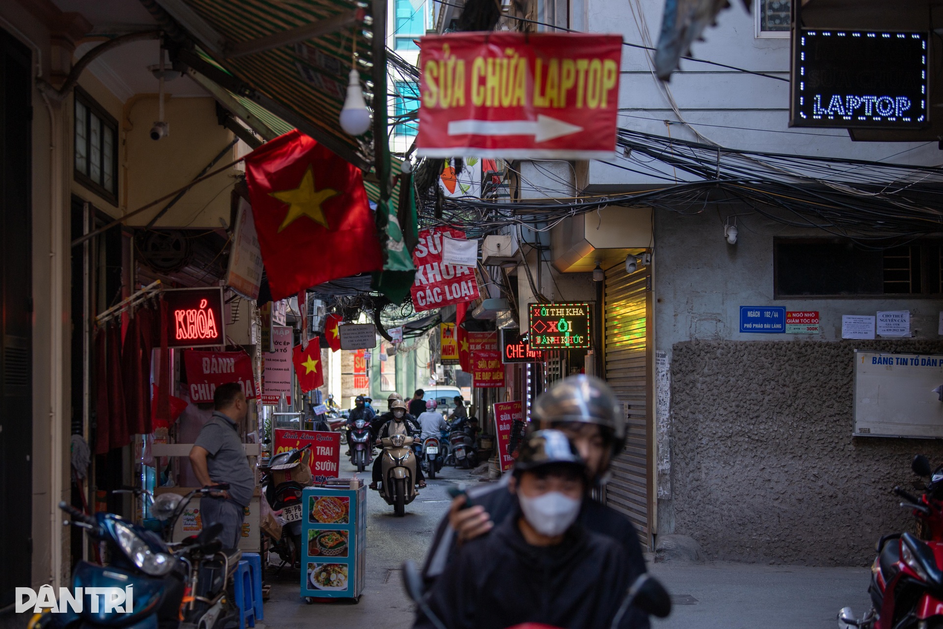 Ma trận bảng, biển quảng cáo gây mất mỹ quan đô thị Hà Nội - 8 Ma trận bảng, biển quảng cáo gây mất mỹ quan đô thị Hà Nội - 8