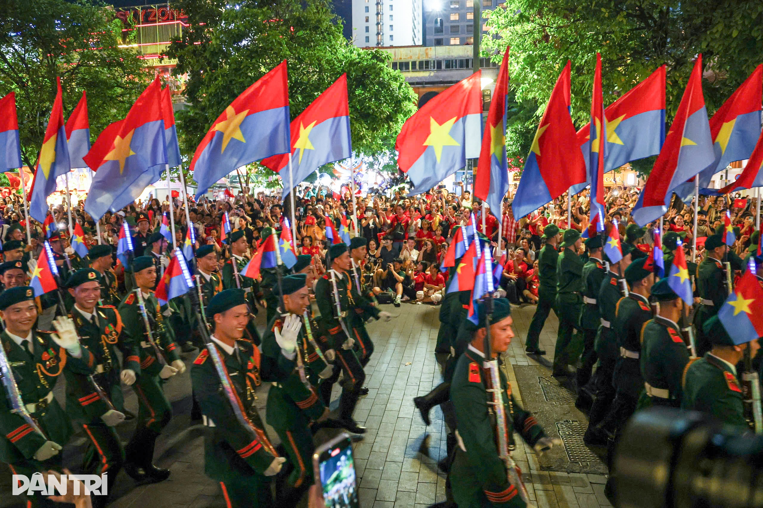 View - Đoàn quân diễu binh trùng trùng như sóng tại buổi sơ duyệt đại lễ 30/4 | Báo Dân trí