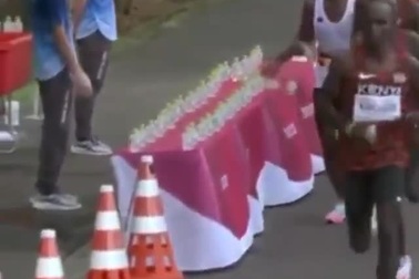 Hành động làm đổ hàng loạt chai nước của nam VĐV gây tranh cãi