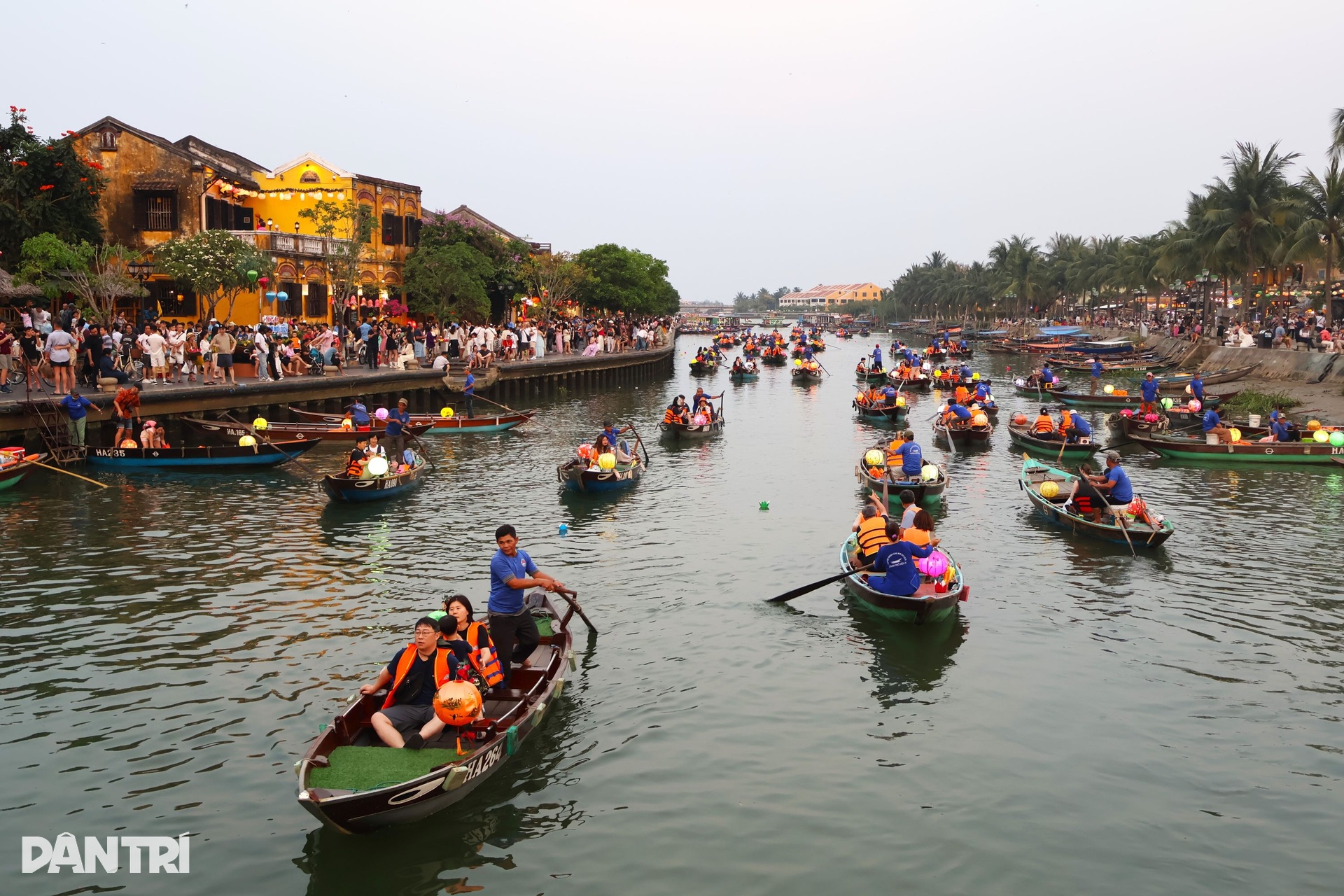 Nắng nóng, phố cổ Hội An vẫn đông nghịt du khách dịp lễ 30/4 - 4
