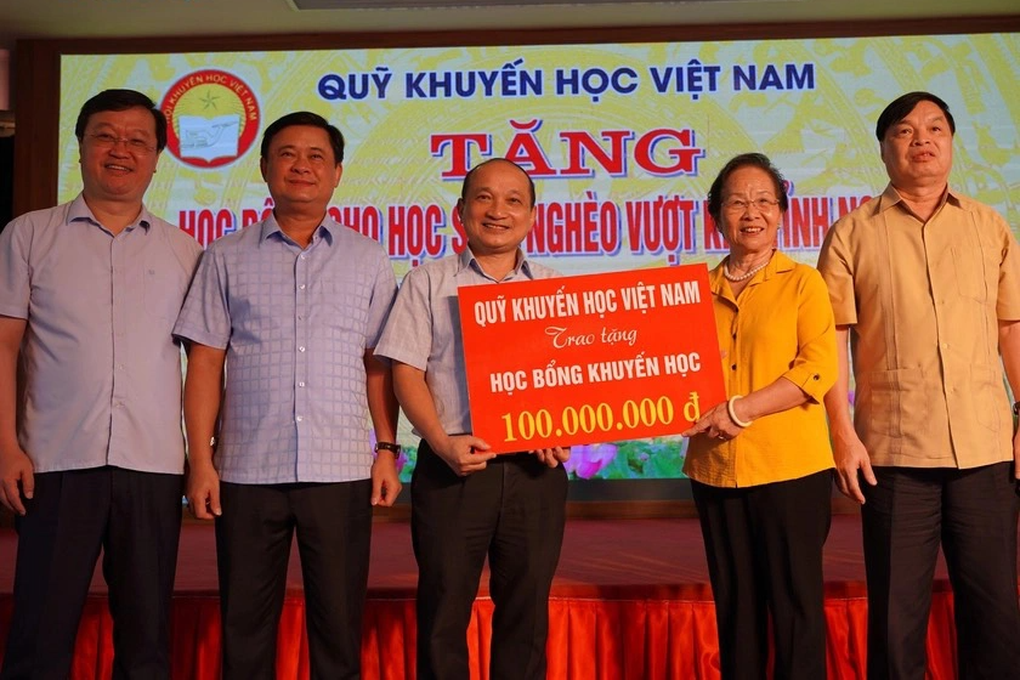 Hội Khuyến học Việt Nam trao 200 triệu đồng đến học sinh nghèo vượt khó - 2 Hội Khuyến học Việt Nam trao 200 triệu đồng đến học sinh nghèo vượt khó - 2