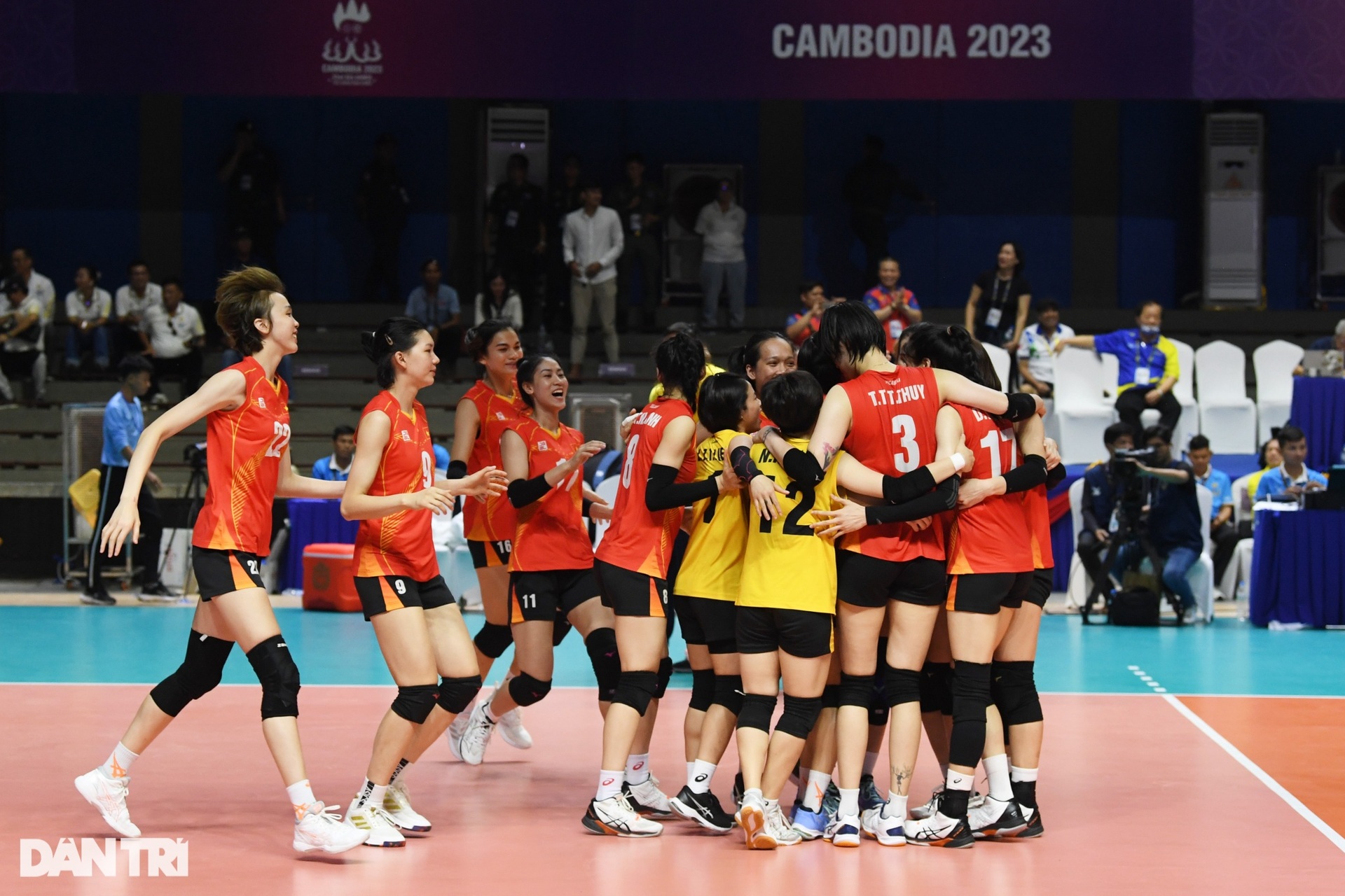 5 hiệp đấu nghẹt thở đưa Việt Nam vào chung kết bóng chuyền nữ SEA Games - 15 5 hiệp đấu nghẹt thở đưa Việt Nam vào chung kết bóng chuyền nữ SEA Games - 15
