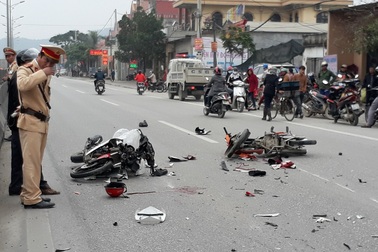 Hai xe máy tông nhau vỡ nát, 4 người nguy kịch
