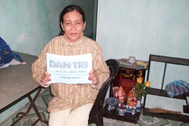 Chị Nguyễn Thị Lệ Thuỷ nhận sự giúp đỡ của bạn đọc