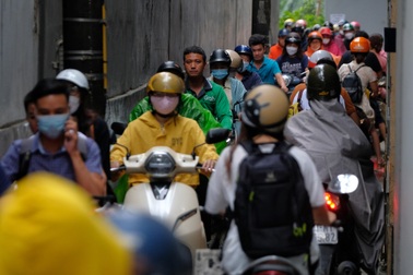 Mưa lớn giờ cao điểm, nhiều tuyến phố Hà Nội ùn tắc