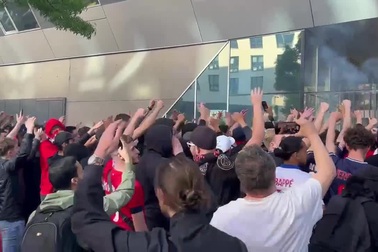 Cổ động viên PSG vây trụ sở, chỉ trích dữ dội Messi