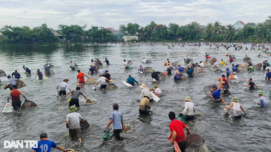Hàng trăm nơm thủ cùng lao xuống hồ bắt cá - 5 Hàng trăm nơm thủ cùng lao xuống hồ bắt cá - 5