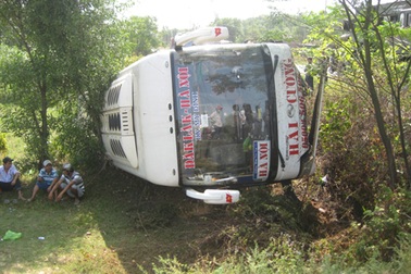 Xe giường nằm lao xuống vực, gần 50 hành khách thoát nạn