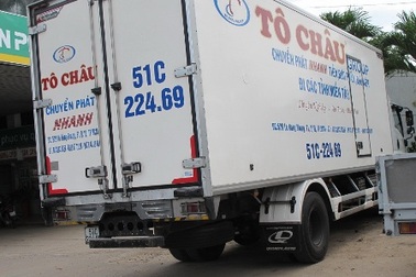 Bắt xe chuyển phát nhanh vận chuyển thuốc lá lậu