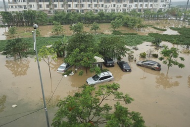 Khu Văn Phú - Hà Đông bị cô lập, người dân bàng hoàng với biển nước