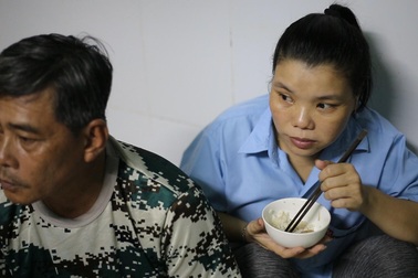 TPHCM: Liên tục bị giảm lương, công nhân hết tiền gửi về quê nuôi con