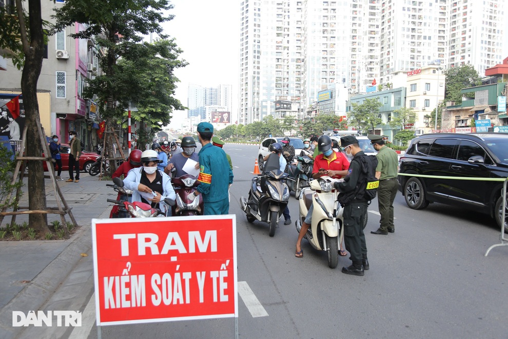 Hà Nội: Ngày đầu triển khai 39 chốt kiểm soát liên ngành tại vùng đỏ - 11 Hà Nội: Ngày đầu triển khai 39 chốt kiểm soát liên ngành tại vùng đỏ - 11