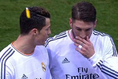 C.Ronaldo lĩnh nguyên cái bật lửa vào đầu