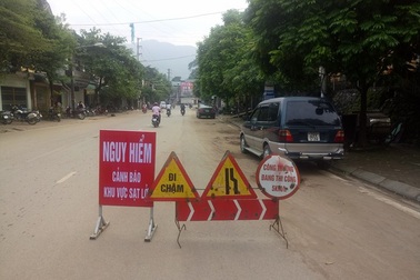 Di dân khỏi 22 ngôi nhà có nguy cơ sụt trượt xuống sông Đà