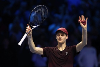 Sinner đánh bại Zverev lần thứ ba trong 17 ngày, vào bán kết ATP Finals