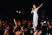 Ca sĩ Lệ Quyên mặc gợi cảm, hát trên du thuyền