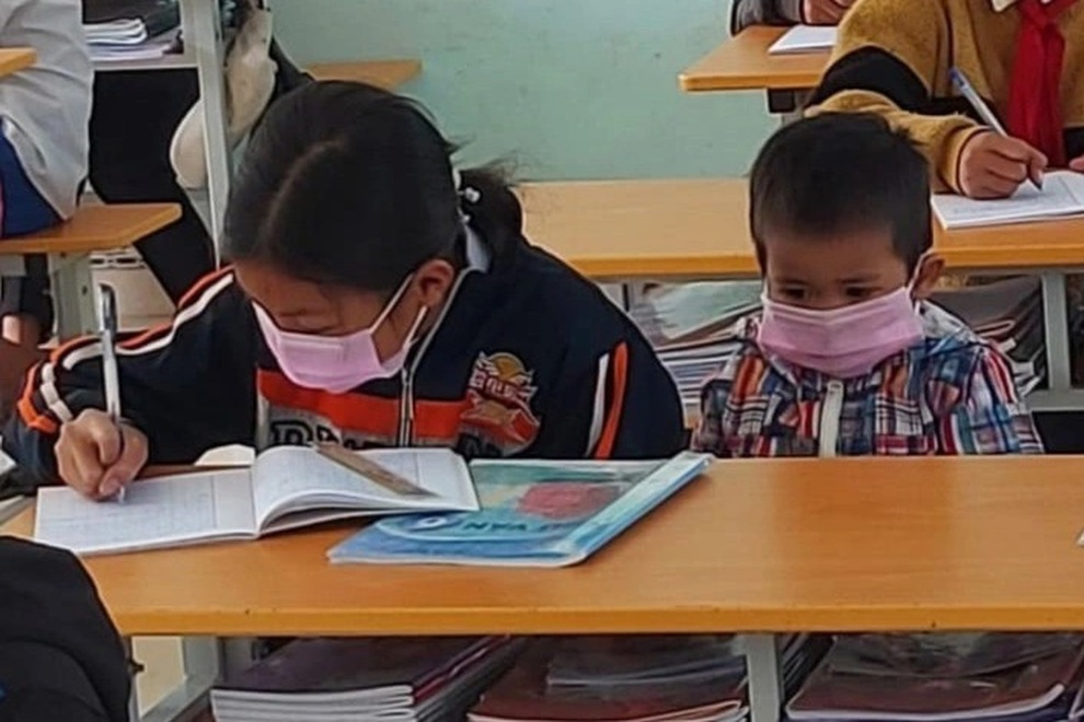 Bé gái 2 tuổi học lớp 6 cùng chị - 1 Bé gái 2 tuổi học lớp 6 cùng chị - 1