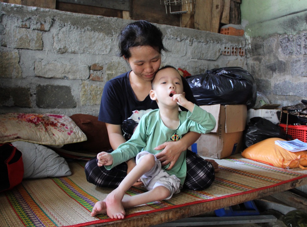 Cậu bé 6 tuổi nghẹn ngào cầu xin các nhà hảo tâm giúp đôi chân em lành lặn - 5 Cậu bé 6 tuổi nghẹn ngào cầu xin các nhà hảo tâm giúp đôi chân em lành lặn - 5