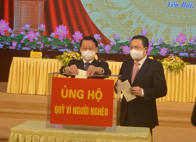 Ông Đỗ Đức Duy - Ủy viên Ban Chấp hành Trung ương Đảng, Bí thư Tỉnh ủy, Yên Bái và Thứ trưởng Bộ LĐ-TB&XH Lê Văn Thanh ủng hộ Quỹ Vì người nghèo tại Hội nghị